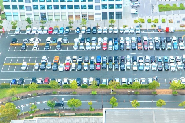 駐車しているたくさんの車