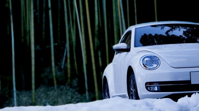 冬の雪と車